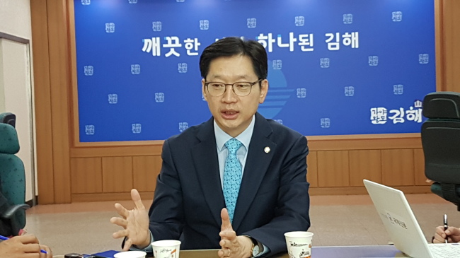 더불어민주당 김경수 의원이 18일 경남 김해시청 프레스센터에서 기자간담회를 열고 있다.[사진=연합뉴스]
더불어민주당 김경수 의원이 18일 경남 김해시청 프레스센터에서 기자간담회를 열고 있다.[사진=연합뉴스]
더불어민주당 김경수 의원이 18일 경남 김해시청 프레스센터에서 기자간담회를 열고 있다.[사진=연합뉴스]