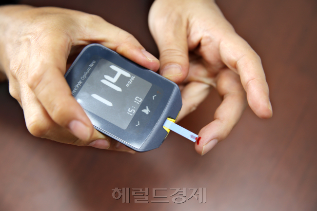 인슐린 의존성 당뇨병 또는 소아 당뇨병으로 불리는 1형 당뇨병이 암의 위험성을 높인다는 연구결과가 나왔다. 지금까지는 대사 질환에 의해 발병하는 후천적인 2형 당뇨병이 암과 연관이 있는 것으로 알려져 왔다. [헤럴드경제DB]