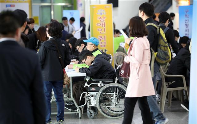 <YONHAP PHOTO-2977> 제15회 서울시 장애인취업박람회 개막 (서울=연합뉴스) 임헌정 기자 = 18일 서울 강남구 대치동 SETEC에서 개막한 제15회 서울시장애인취업박람회 행사장이 구직자로 붐비고 있다. 2018.4.18 kane@yna.co.kr/2018-04-18 15:01:49/Media Only <저작권자 ⓒ 1980-2018 ㈜연합뉴스. 무단 전재 재배포 금지.>
