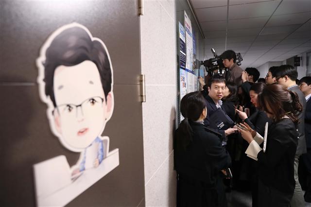 더불어민주당 김경수 의원이 경남지사 출마선언 일정을 전격 취소한 19일 오전 취재진이 서울 여의도 김경수 의원실 내부를 창문 틈 사이로 살펴보고 있다. [연합뉴스]