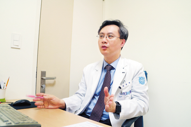 윤상웅 분당서울대병원 피부과 교수(대한건선학회 학술이사)는 “건선은 전염되는 질환이 아니다”며 “건선 환자를 피하는 등 사회적 편견이 사라져야 한다”고 지적했다.