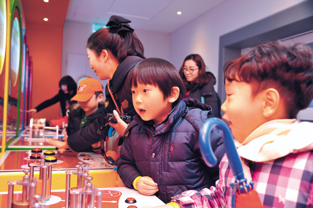 한국표준과학연구원을 찾은 초등학생들이 홍보관 견학시설을 둘러보고 있다. [제공=한국표준과학연구원]