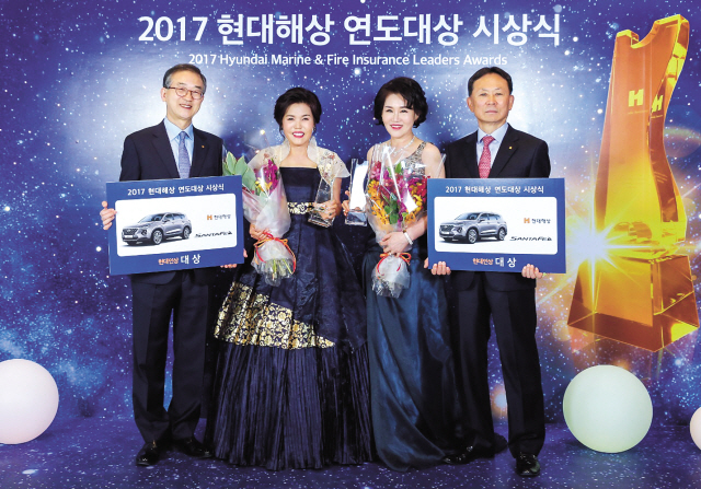 현대해상 연도대상 시상식에 참석한 이철영 부회장(사진 맨 오른쪽부터), 대리점 대상 남상분 씨, 설계사 대상 방미자 씨, 박찬종 사장)이 기념사진을 촬영하고 있다.