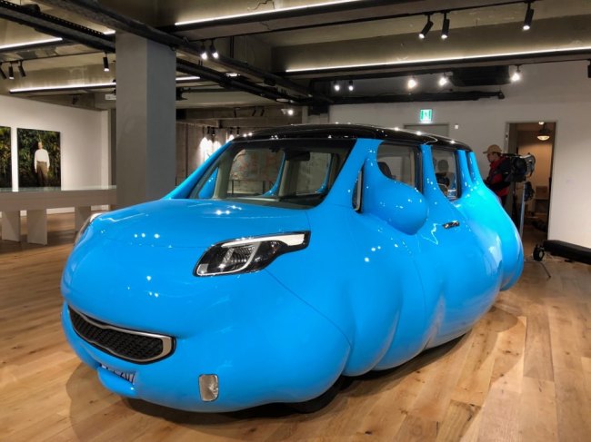 신작인 펫 카(Fat car). 부피를 왜곡해 비만에 부정적인 현대사회를 위트있게 비판했다. [사진=이한빛 기자/vicky@]
