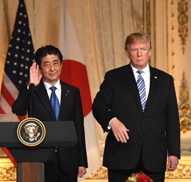 President Donald J. Trump and Japanese Prime Minister Shinzo Abe participate in a joint press conference at the president's Mar-a-Lago estate in Palm Beach, Florida on April 18. (Yonhap)