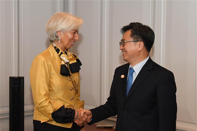 주요 20개국(G20) 재무장관ㆍ중앙은행총재 회의 및 국제통화기금(IMF)ㆍ세계은행(WB) 춘계회의 참석차 미국 워싱턴D.C.를 방문 중인 김동연 부총리 겸 기획재정부 장관이 19일(현지시간) 크리스틴 라가르드 IMF 총재와 면담에 앞서 악수하며 인사를 나누고 있다.  [제공=기획재정부]