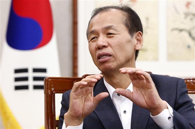 18일 인터뷰를 진행 중인 최문순 강원도지사(사진=강원도청)