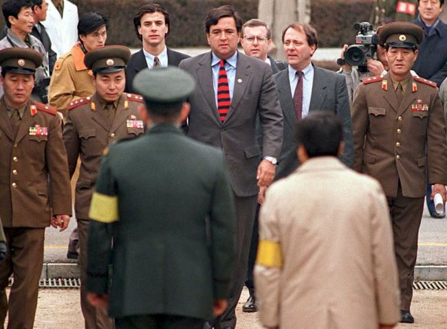 This file photo taken on December 22, 1994 shows US Representative Bill Richardson of New Mexico (C) crossing the border from the North to South Korea in Panmunjom prior to the North Korean handover of the remains of a US pilot. (AFP-Yonhap)