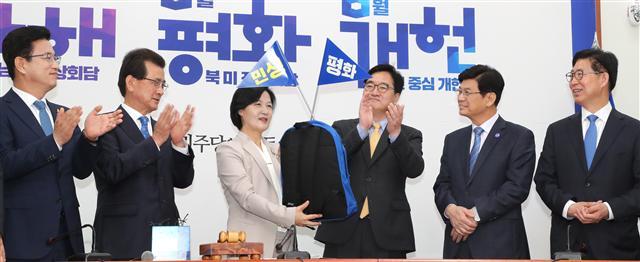 더불어민주당 추미애 대표가 20일 오전 국회에서 6.13 지방선거에 출마하는 충청권 출마자들에게 민생 배낭을 소개하고 있다. 허태정 대전시장 후보, 이시종 충북도지사 후보, 추미애 대표, 우원식 원내대표, 이춘희 세종시장 후보, 양승조 충남도지사 후보.  [연합뉴스]