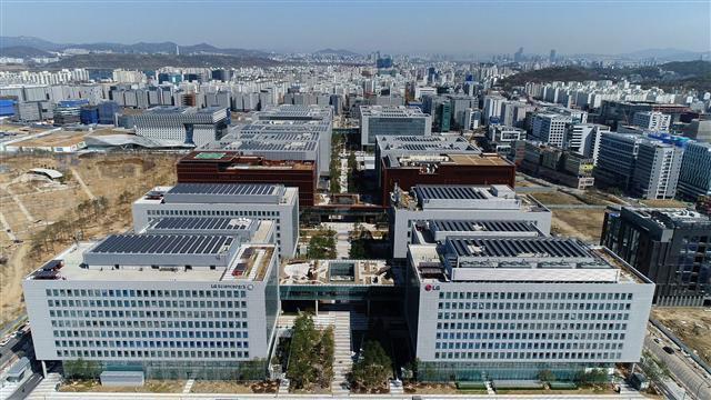 LG 마곡시대가 20일 본격 개막했다. LG는 이날 서울 강서구 마곡에서 국내 최대 규모의 융복합 연구단지 ‘LG사이언스파크’ 오픈 행사를 열고 본격 가동에 들어 갔다고 밝혔다. LG사이언스파크는 축구장 24개 크기인 17만여㎡(약 5만3000평) 부지에 연면적 111만여㎡(약 33만7000평) 규모로 20개 연구동이 들어섰다. 연면적 기준 여의도 총 면적의 3분의 1이 넘는다. 총 투자규모만 4조원에 달한다.