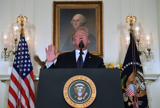 <YONHAP PHOTO-3880> President Donald Trump speaks in the Diplomatic Reception Room of the White House on Friday, April 13, 2018, in Washington, about the United States' military response to Syria's chemical weapon attack on April 7. (AP Photo/Susan Walsh)/2018-04-14 10:41:55/ <저작권자 ⓒ 1980-2018 ㈜연합뉴스. 무단 전재 재배포 금지.>
<YONHAP PHOTO-3880> President Donald Trump speaks in the Diplomatic Reception Room of the White House on Friday, April 13, 2018, in Washington, about the United States' military response to Syria's chemical weapon attack on April 7. (AP Photo/Susan Walsh)/2018-04-14 10:41:55/ <저작권자 ⓒ 1980-2018 ㈜연합뉴스. 무단 전재 재배포 금지.>