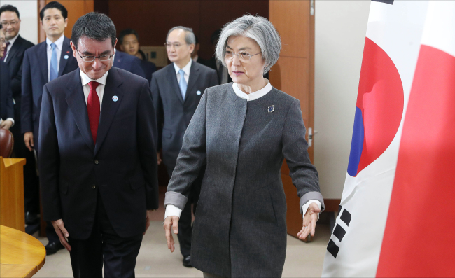 South Korea's foreign minister Kang Kyung-hwa and her Japanese counterpart Kono Taro (Yonhap)