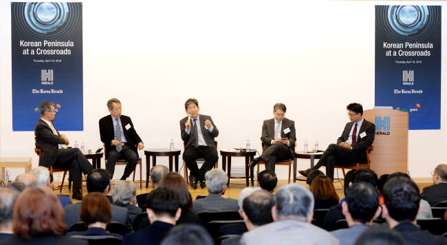 The panel engages in a discussion at the Korean Peninsula at a Crossroads forum held at Herald Square in Seoul on Thursday. From left: Choi Kang, Kim Won-soo, Kim Hyun-wook, Kim Byung-yeon and Kim Jae-chun. Park Hyun-koo/The Korea Herald