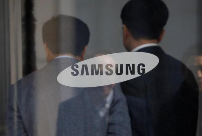 Employees walks in the building of Samsung Electronics in Seoul, South Korea, February 28, 2017. Picture taken February 28, 2017. (Reuters)