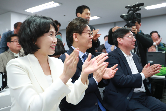 민주당 경기지사 후보로 확정된 이재명 후보가(가운데)와 아내 김혜경씨(왼쪽) 와 명캠프에서 축하하고있다.[사진=명캠프 제공]
민주당 경기지사 후보로 확정된 이재명 후보가(가운데)와 아내 김혜경씨(왼쪽) 와 명캠프에서 축하하고있다.[사진=명캠프 제공]