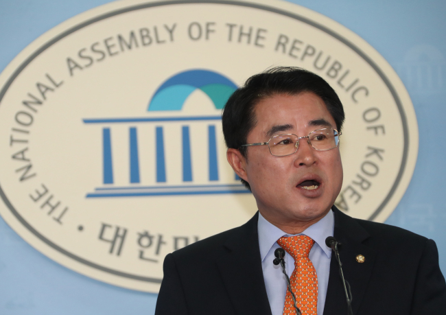<YONHAP PHOTO-3186> 평화당 "문 대통령, 김기식 사태 사과하고 인사라인 쇄신해야" (서울=연합뉴스) 백승렬 기자 = 민주평화당 최경환 대변인이 17일 국회 정론관에서 국회의원 시절 임기 말 '5천만원 셀프후원' 논란 등으로 사의를 밝힌 김기식 금융감독원장과 더불어민주당 전(前) 당원의 인터넷 댓글조작 의혹과 관련해 문재인 대통령의 사과까지 요구하며 여권을 강력히 비판하고 있다. 2018.4.17 srbaek@yna.co.kr/2018-04-17 11:28:12/ <저작권자 ⓒ 1980-2018 ㈜연합뉴스. 무단 전재 재배포 금지.>
<YONHAP PHOTO-3186> 평화당 "문 대통령, 김기식 사태 사과하고 인사라인 쇄신해야" (서울=연합뉴스) 백승렬 기자 = 민주평화당 최경환 대변인이 17일 국회 정론관에서 국회의원 시절 임기 말 '5천만원 셀프후원' 논란 등으로 사의를 밝힌 김기식 금융감독원장과 더불어민주당 전(前) 당원의 인터넷 댓글조작 의혹과 관련해 문재인 대통령의 사과까지 요구하며 여권을 강력히 비판하고 있다. 2018.4.17 srbaek@yna.co.kr/2018-04-17 11:28:12/ <저작권자 ⓒ 1980-2018 ㈜연합뉴스. 무단 전재 재배포 금지.>