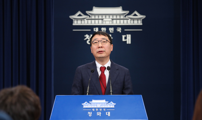 Yoon Young-chan, the chief presidential secretary for public relations, holds a press briefing Sunday. Yonhap