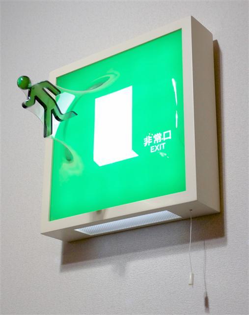 유키 마츠에다, This is EXIT square green, 2013, Acrylic,Wood,LED,Pet, 32×32×26cm.  [제공=금산갤러리]