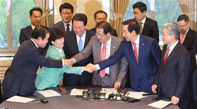 23일 오전 국회 귀빈식당에서 열린 드루킹 논란 특검 도입을 위한 야 3당 대표ㆍ원내대표 긴급회동에서 바른미래당, 자유한국당, 민주평화당 지도부가 댓글조작 관련 특검 도입, 국정조사 요구서 제출에 합의한 후 악수하고 있다. 앞줄 왼쪽부터 민주평화당 장병완 원내대표, 조배숙 대표, 바른미래당 박주선 공동대표, 자유한국당 홍준표 대표, 김성태 원내대표, 바른미래당 김동철 원내대표.
[연합뉴스]