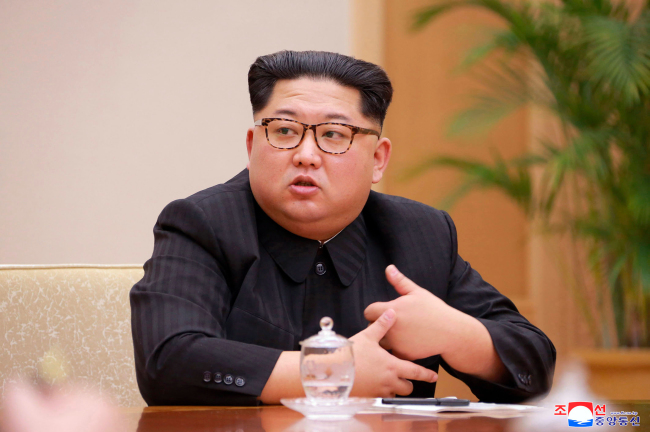 <YONHAP PHOTO-1490> File-In this April 9, 2018, file photo provided by the North Korean government, North Korean leader Kim Jong Un attends a meeting of the Political Bureau of the Central Committee of the Workers' Party of Korea, in Pyongyang, North Korea. North Korea said Saturday, April 21, 2018, it has suspended nuclear and long-range missile tests and plans to close its nuclear test site. The North's official Korean Central News Agency said the country is making the move to shift its national focus and improve its economy. (Korean Central News Agency/Korea News Service via AP, File)/2018-04-21 08:14:03/ <저작권자 ⓒ 1980-2018 ㈜연합뉴스. 무단 전재 재배포 금지.>
<YONHAP PHOTO-1490> File-In this April 9, 2018, file photo provided by the North Korean government, North Korean leader Kim Jong Un attends a meeting of the Political Bureau of the Central Committee of the Workers' Party of Korea, in Pyongyang, North Korea. North Korea said Saturday, April 21, 2018, it has suspended nuclear and long-range missile tests and plans to close its nuclear test site. The North's official Korean Central News Agency said the country is making the move to shift its national focus and improve its economy. (Korean Central News Agency/Korea News Service via AP, File)/2018-04-21 08:14:03/ <저작권자 ⓒ 1980-2018 ㈜연합뉴스. 무단 전재 재배포 금지.>