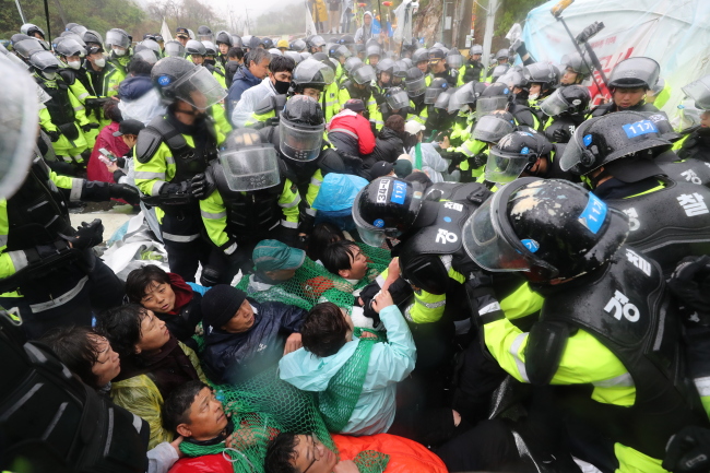 Riot police try to break up a sit-in by anti-THAAD protesters in Seongju, some 215 km southeast of Seoul, on April 23. (Yonhap)