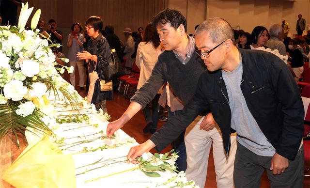 <YONHAP PHOTO-5557> 일본 오사카 동포 제주4·3 희생자에 헌화 (제주=연합뉴스) 김호천 기자 = 22일 오후 일본 오사카시립히가시나리구민센터에서 열린 제주도 4·3 사건 희생자 위령제에 참가한 재일동포들이 헌화하고 있다. 2018.4.22 khc@yna.co.kr/2018-04-22 19:48:16/ <저작권자 ⓒ 1980-2018 ㈜연합뉴스. 무단 전재 재배포 금지.>