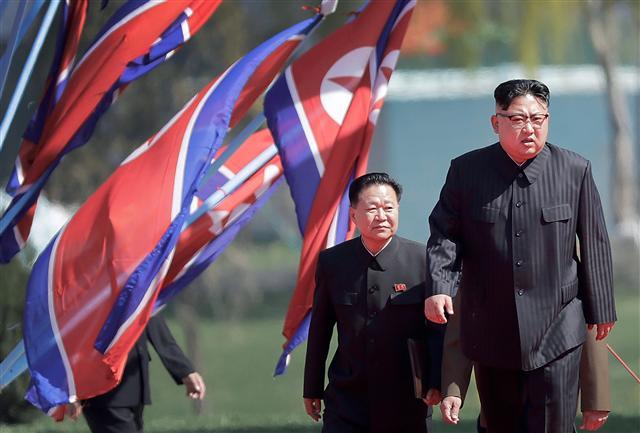 김정은 북한 국무위원장이 이달 초 마이크 폼페이오 미 국무부 장관 내정자와 회담에서 핵사찰 수용 의사를 밝힌 것으로 확인되면서 김 위원장이 오는 27일 남북 정상회담과 북미 정상회담에서 꺼낼 또다른 카드와 ‘청구서’에 관심이 쏠리고 있다.  [제공=노동신문]