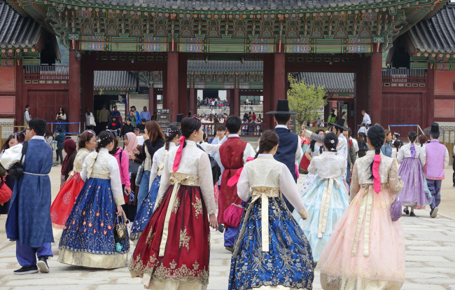 Tourists visit Gyeongbok Palace in central Seoul on Sunday, April 22. (Yonhap)