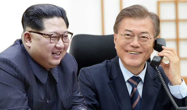 From left: North Korean leader Kim Jong-un and South Korean President Moon Jae-in (Yonhap)