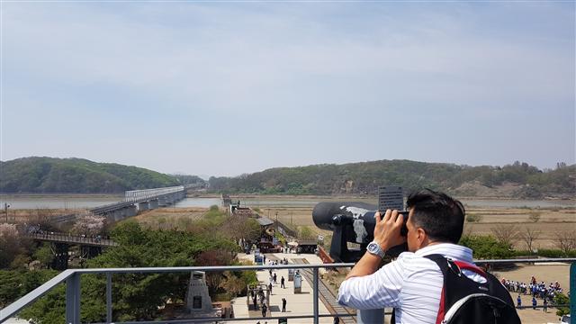 지난 21일 경기 파주 임진각 전망대를 찾은 한 외국인 관광객이 망원경을 통해 북한 지역을 살펴보고 있다.