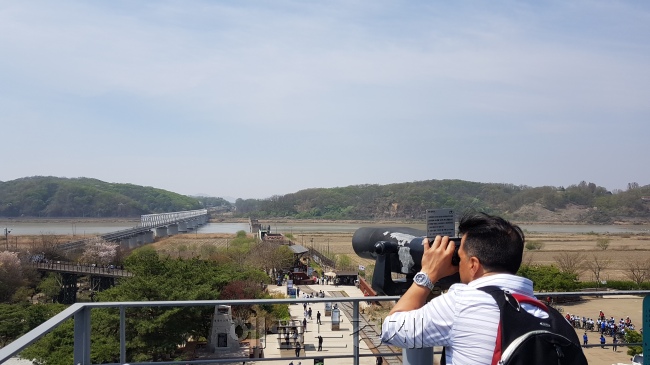 지난 21일 경기 파주 임진각 전망대를 찾은 한 외국인 관광객이 망원경을 통해 북한 지역을 살펴보고 있다.