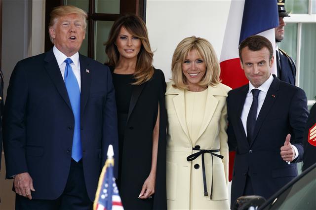<YONHAP PHOTO-2826> President Donald Trump and first lady Melania Trump greet French President Emmanuel Macron and his wife Brigitte Macron at the White House, Monday, April 23, 2018, in Washington. (AP Photo/Evan Vucci)/2018-04-24 07:03:14/ <저작권자 ⓒ 1980-2018 ㈜연합뉴스. 무단 전재 재배포 금지.>