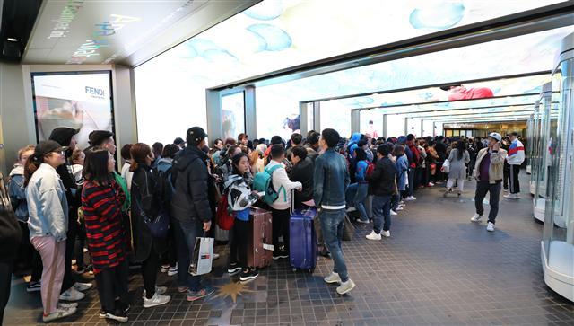 <YONHAP PHOTO-3387> 단체관광객을 기다립니다. (서울=연합뉴스) 한상균 기자 = 24일 오전 서울의 한 면세점 앞에서 외국인들이 개점을 기다리고 있다. 한국관광공사에 따르면 지난달 방한 중국 관광객은 작년 같은 기간보다 11.8% 늘어난 40만3천 명을 기록했다. 작년 3월 중국의 한국여행상품 판매 금지 조치 후 감소세에서 처음으로 벗어났다. 면세점 업계는 줄어든 단체관광객 대신 중국인 보따리상에 매출을 늘렸으나 출혈 경쟁 등으로 수익성은 크게 떨어진 것으로 나타났다. 2018.4.24 xyz@yna.co.kr/2018-04-24 09:47:51/ <저작권자 ⓒ 1980-2018 ㈜연합뉴스. 무단 전재 재배포 금지.>