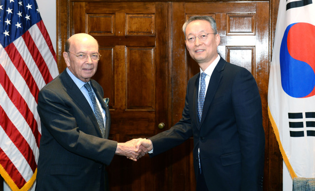 Paik Un-gyu (right), South Korean minister of trade, industry and energy, shakes hands with Wilbur Ross, US Secretary of Commerce, during their meeting in Washington DC on April 23, 2018, in this photo provided by the Korean ministry. (Yonhap)