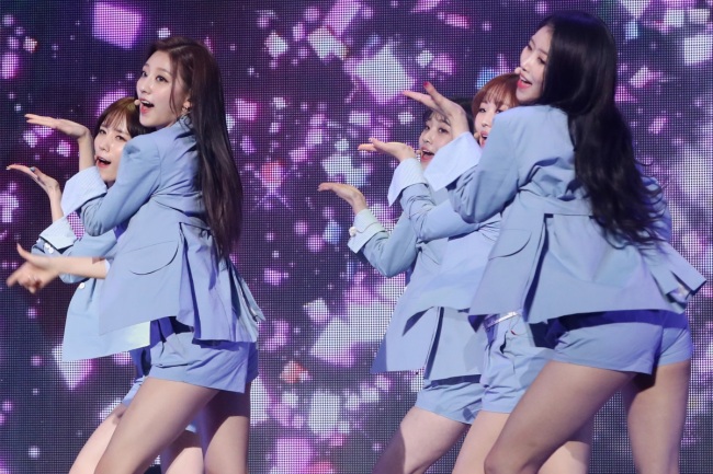 Lovelyz performs during a media showcase for its new EP “Healing” in Seoul on Monday. (Yonhap)