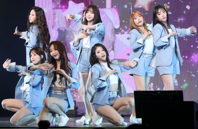 Lovelyz performs during a media showcase for its new EP “Healing” in Seoul on Monday. (Yonhap)