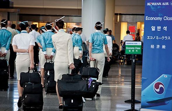 Korean Air Lines flight attendants (Yonhap)