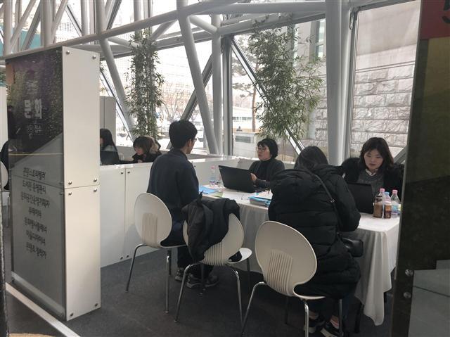 올 2월 서울시청 1층에서 진행된 뉴딜일자리박람회. 서울디자인재단에서 근무하는 서울디자인컨설턴트. 참여자들이 자율적으로 결성한 뉴딜 자율프로젝트 동아리 발표회. [제공=서울시]