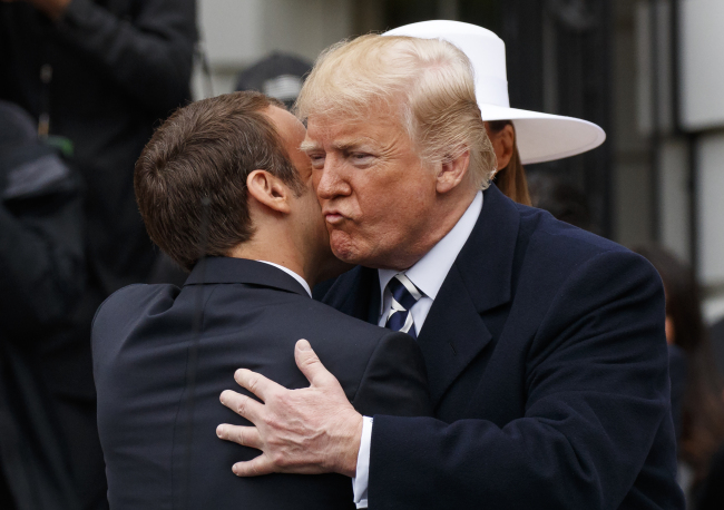 <YONHAP PHOTO-6877> President Donald Trump greets French President Emmanuel Macron as he arrives for a State Arrival Ceremony on the South Lawn of the White House in Washington, Tuesday, April 24, 2018. (AP Photo/Carolyn Kaster)/2018-04-24 23:36:34/ <저작권자 ⓒ 1980-2018 ㈜연합뉴스. 무단 전재 재배포 금지.>
<YONHAP PHOTO-6877> President Donald Trump greets French President Emmanuel Macron as he arrives for a State Arrival Ceremony on the South Lawn of the White House in Washington, Tuesday, April 24, 2018. (AP Photo/Carolyn Kaster)/2018-04-24 23:36:34/ <저작권자 ⓒ 1980-2018 ㈜연합뉴스. 무단 전재 재배포 금지.>