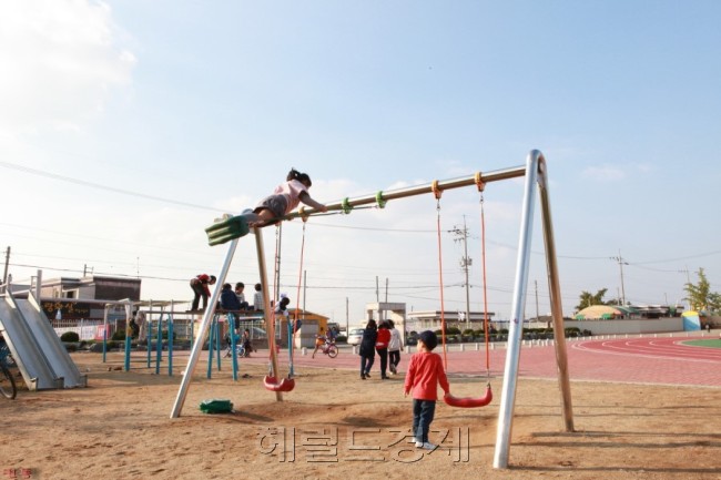 가정의 달이 포함돼 나들이 등 야외 활동이 많아지는 5∼6월에 어린이 낙상ㆍ추락사고가 가장 많이 일어나는 것으로 나타났다. 놀이터에서는 움직이는 그네 앞으로 지나가지 않고, 미끄럼틀은 계단을 이용해 올라가며 위에서 뛰거나 장난치지 말아야 한다고 질병관리본부는 당부했다. [헤럴드경제DB]