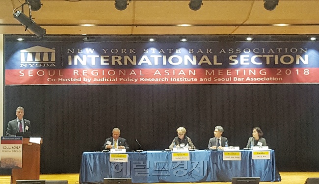 24일 서울 서초동 서울고등법원에서 열린 ‘뉴욕주변호사협회(NYSBA) 2018 아시아 국제회의’에 참석한 발표자 모습 [정경수 기자/kwater@heraldcorp.com]
