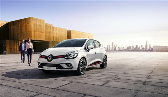 프랑스 르노(Renault)의 소형차 ‘클리오(CLIO)’가 다음달 국내 상륙한다.
르노 클리오는 전세계에서 1400만대 이상 판매된 르노의 베스트셀링 카로, 개성과 실용성을 동시에 중시하는 유럽 시장에서 10년 이상 동급 판매 1위를 지켜왔다.
국내에 처음 출시되는 르노 클리오의 최대 매력은 매혹적인 디자인이다.
또, C자형 주간 주행등이 대표하는 르노 브랜드 아이덴티티를 유지하고, 국내에서 처음 르노 다이아몬드 모양의 로장쥬(Losange) 엠블럼을 달고 출시된다.
르노 디자인 아시아(Renault Design Asia)의 라파엘 리나리(Raphael Linari) 총괄상무는 “클리오는 젊고 감각적인 디자인과 운전의 재미, 높은 실용성 등을 두루 갖춘 모델”이라고 말했며 “르노 브랜드가 선사하는 정통 유러피언 감각으로 새로운 소형차 시장을 개척할 것”이라고 말했다.
르노 클리오의 차량 판매와 서비스는 르노삼성차의 전국 230여개 판매 전시장과 470여개 서비스 네트워크 통해 이뤄져 국산차와 동일한 서비스로 누릴 수 있다. 이정환 기자/attom@