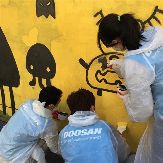 두산그룹 계열 종합광고회사 오리콤은 제6회 ‘두산인 봉사의 날(Doosan Day of Community Service)’을 맞아 서울 서초구와 함께 재능기부를 통해 도시 환경 미화를 시행하는 벽화그리기 봉사를 시행한다고 25일 밝혔다.  벽화 그리기는 광고 대행사인 오리콤에서 진행해온 대표적인 봉사 활동으로, 지금까지 4회에 걸쳐 강남구 및 서초구에 위치한 초등학교의 담벼락에 광고인의 솜씨로 개성있는 벽화를 완성한 바 있다. 올해는 서초구 방현초등학교 외부를 둘러싼 100미터 가량의 옹벽에 새 디자인을 입힌다. 두산그룹은 전 세계 두산 사업장에서 동시에 진행하는 사회공헌활동인 ‘두산인 봉사의 날’를 진행해 왔다. 지난해는 총 16개국에서 6966명이 참여했다.  이세진 기자/jinlee@heraldcorp.com