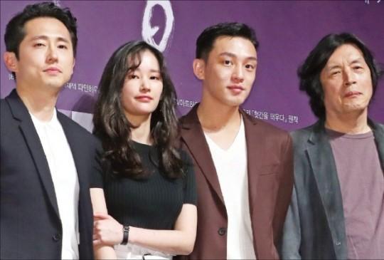 이창동 김독(맨 오른쪽)이 ‘버닝’에 출연한 배우 유아인과 포즈를 취했다.  [연합뉴스]