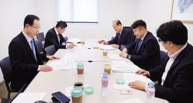‘2018 헤럴드경제 자본시장대상’ 심사위원회의 전체회의가 지난 23일 서울 용산구 후암동 (주)헤럴드 본사에서 열렸다. 왼쪽 아래부터 시계방향으로 이창화 한국금융투자협회 증권ㆍ파생상품서비스본부장, 안창국 금융위원회 자본시장국 자본시장과장, 윤계섭 서울대 명예교수(심사위원장), 전창협 헤럴드경제 편집국장, 윤재섭 헤럴드경제 산업투자섹션 에디터.  이상섭 기자/babtong@heraldcorp.com