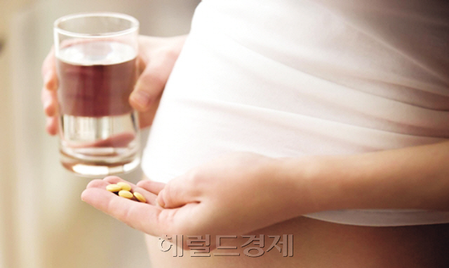 임신 중 아세트아미노펜, 이부프로펜 같은 진통제를 복용하면 자녀의 생식 기능에 장기적 영향을 끼칠 수 있다는 연구 결과가 나왔다. 심지어 여성의 경우 애초 난자의 수가 감소한 채 태어나 조기 폐경에 이를 수 있다는 지적이다.
[헤럴드경제DB]