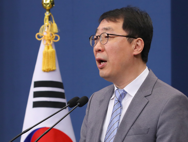 Moon Jae-in's top press secretary Yoon Young-chan speaks to reporters during a press briefing held at Cheong Wa Dae on Wednesday. (Yonhap)