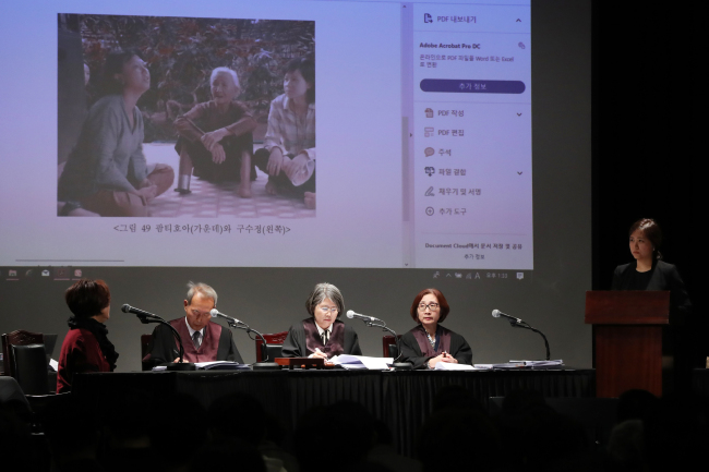The judging panel explains the trial process of “People’s Tribunal,” a hypothetical court organized by the Korea-Vietnam Peace Foundation, at the Oil Tank Culture Park in Sangam-dong, Seoul on Sunday. Yonhap