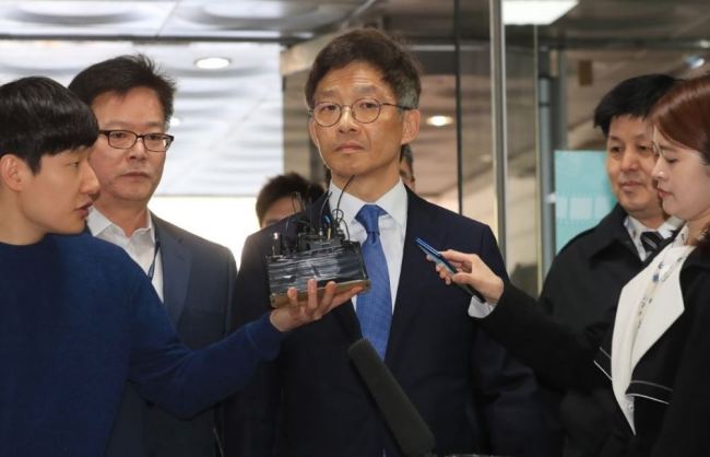 Former senior prosecutor Ahn Tae-geun (center) (Yonhap)
