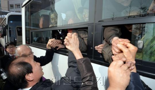 이산가족들에겐 시간이 별로 남아 있지 않다. 지난달 기준 전국에 남은 이산가족 생존자는 5만7920명으로 70대 이상의 이산가족 1세대가 전체의 86.3%를 차지하고 있다. 사진은 지난 남북 이산가족 상봉 때 이산 가족이 작별 인사를 하고 있는 모습.  [헤럴드경제DB]